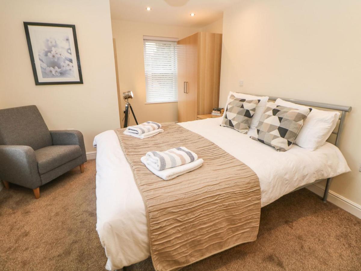 1 Knowleston House *